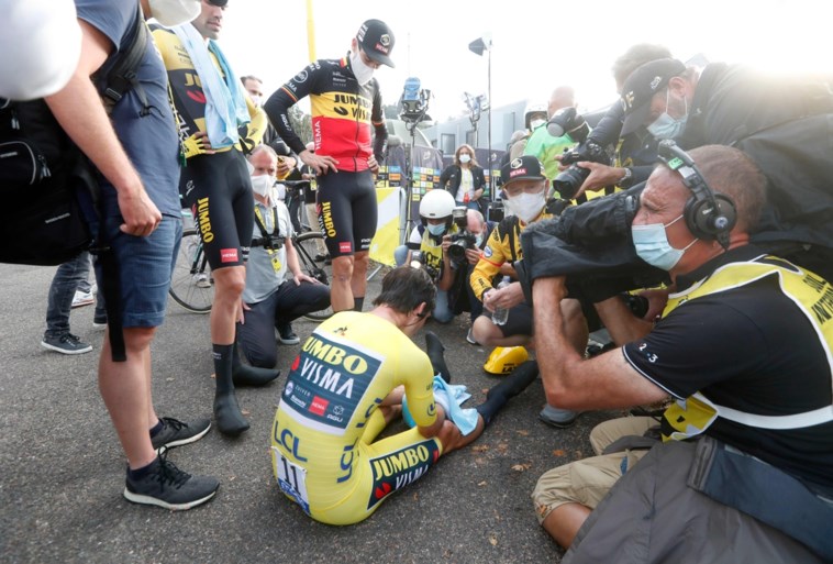 IN BEELD. Primoz Roglic in één uur tijd van de hemel naar de hel