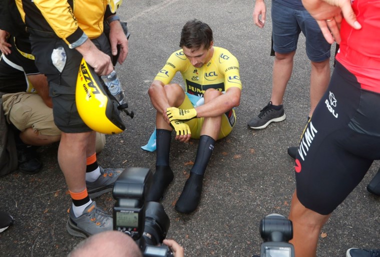 IN BEELD. Primoz Roglic in één uur tijd van de hemel naar de hel