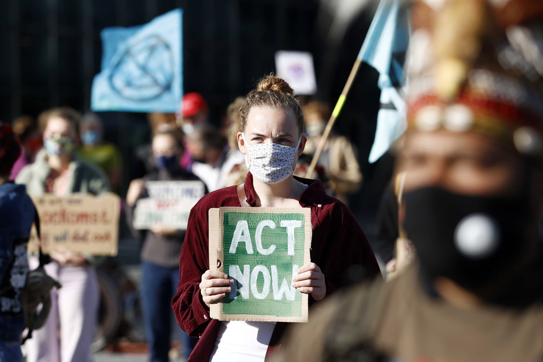 Extinction Rebellion sucks royal palace