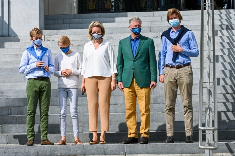 Koninklijk gezin volgt coronamaatregel in stijl met mondmaskers van Magritte