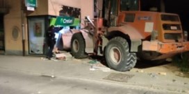 Overvallers rijden bank binnen met bulldozer: ‘Minutenlang op gebouw ingebeukt’