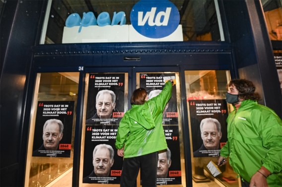 Greenpeace hangt posters van verouderde formateurs op aan partijbureaus