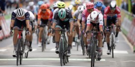 Jasper Philipsen sprint in Ardooie naar eerste ritzege in BinckBank Tour, Naesen slachtoffer van massale valpartij