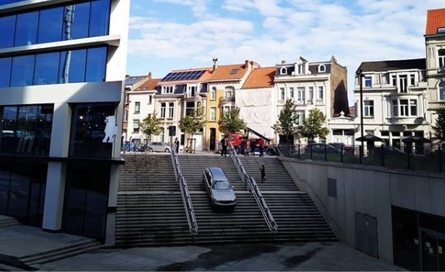 Driver gets stuck on stairs at Ghent-Sint-Piet station …