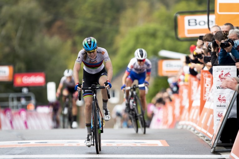 Anna van der Breggen klautert het snelst op de Muur van Hoei en wint zesde Waalse Pijl op rij