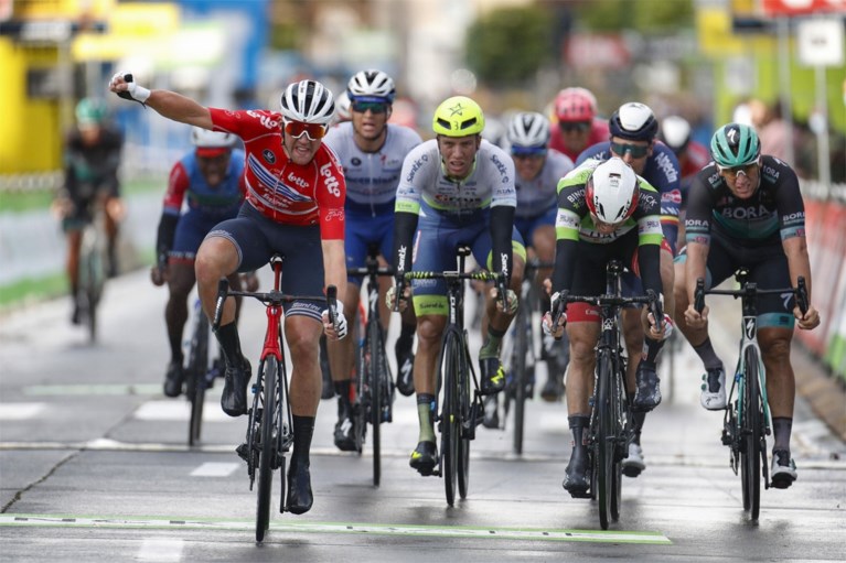 Natte omstandigheden en dus wint Mads Pedersen sprint in BinckBank Tour voor Jasper Philipsen en Pascal Ackermann