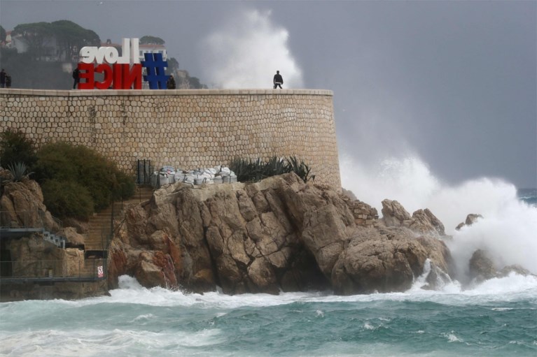Storm en hevige regenval teisteren delen Frankrijk: negen vermisten