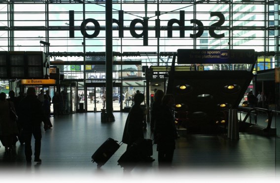 Nederlandse politie schiet man neer die met mes dreigt op luchthaven Schiphol