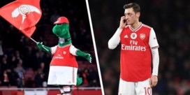 Arsenal ontslaat mascotte, maar speler Mesut Özil biedt aan om salaris zelf te betalen