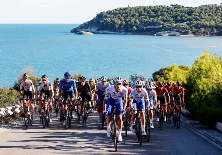 UITSLAG ETAPPE 8 GIRO. Vroege vluchter Alex Dowsett (Israel Start-Up Nation) is medevluchters te slim af, peloton neemt snipperdag
