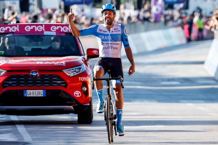 UITSLAG ETAPPE 8 GIRO. Vroege vluchter Alex Dowsett (Israel Start-Up Nation) is medevluchters te slim af, peloton neemt snipperdag