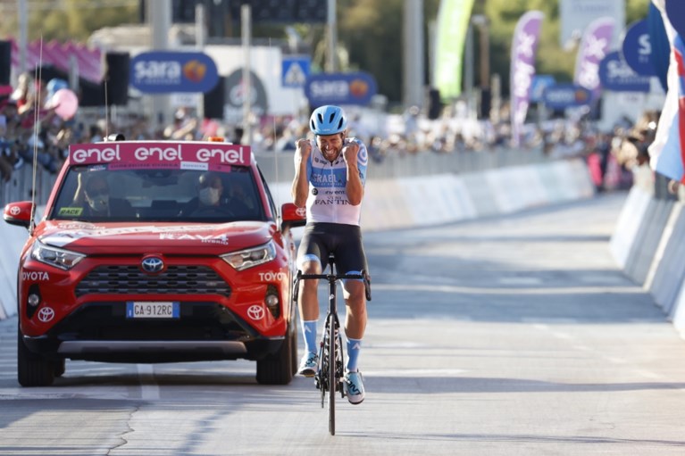 UITSLAG ETAPPE 8 GIRO. Vroege vluchter Alex Dowsett (Israel Start-Up Nation) is medevluchters te slim af, peloton neemt snipperdag