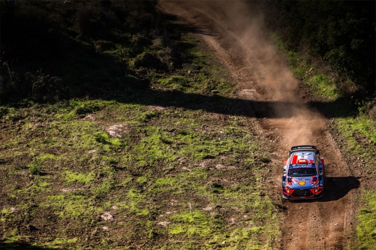 Dani Sordo blijft aan de leiding, Thierry Neuville zakt naar derde plaats in Rally van Sardinië