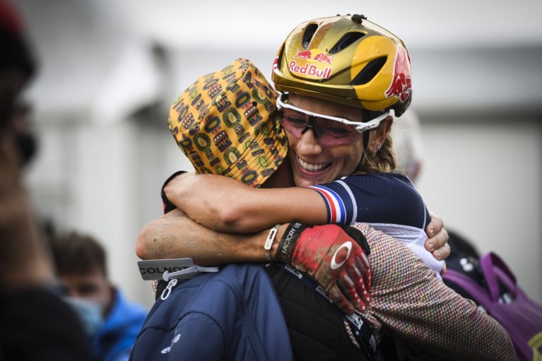 Pauline Ferrand-Prévot rijdt solo naar nieuwe titel op WK mountainbike, Githa Michiels wordt 25e