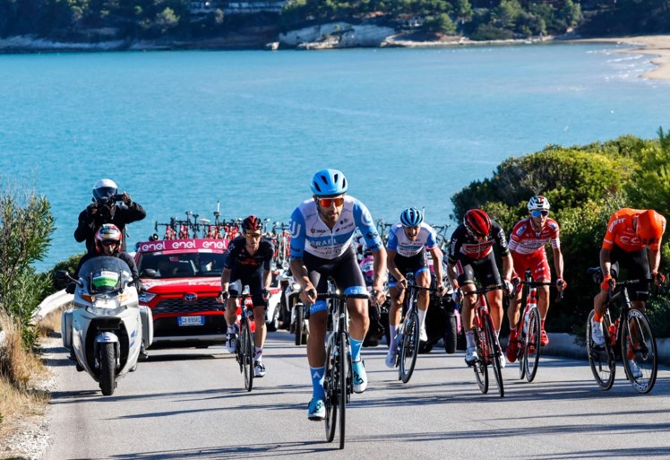 UITSLAG ETAPPE 8 GIRO. Vroege vluchter Alex Dowsett (Israel Start-Up Nation) is medevluchters te slim af, peloton neemt snipperdag