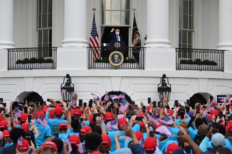 President Trump verschijnt weer in het openbaar: ‘Ik voel me goed’
