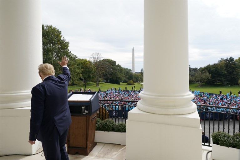 President Trump verschijnt weer in het openbaar: ‘Ik voel me goed’