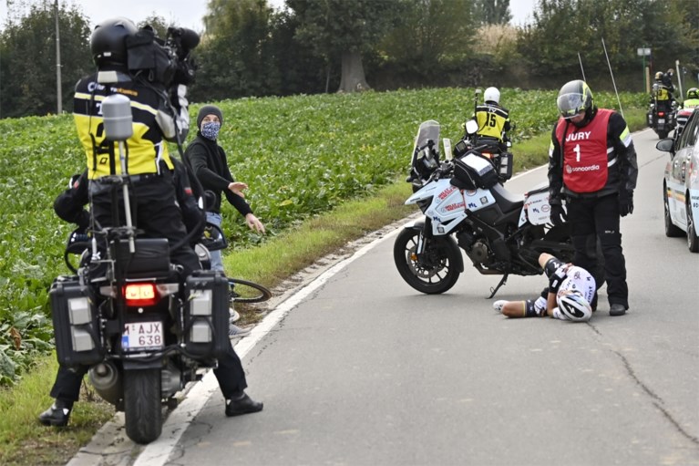 Alaphilippe breekt twee vingers en middenhandsbeentje bij val in volle finale Ronde van Vlaanderen