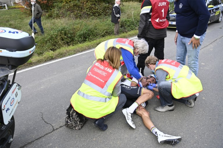 Alaphilippe breekt twee vingers en middenhandsbeentje bij val in volle finale Ronde van Vlaanderen