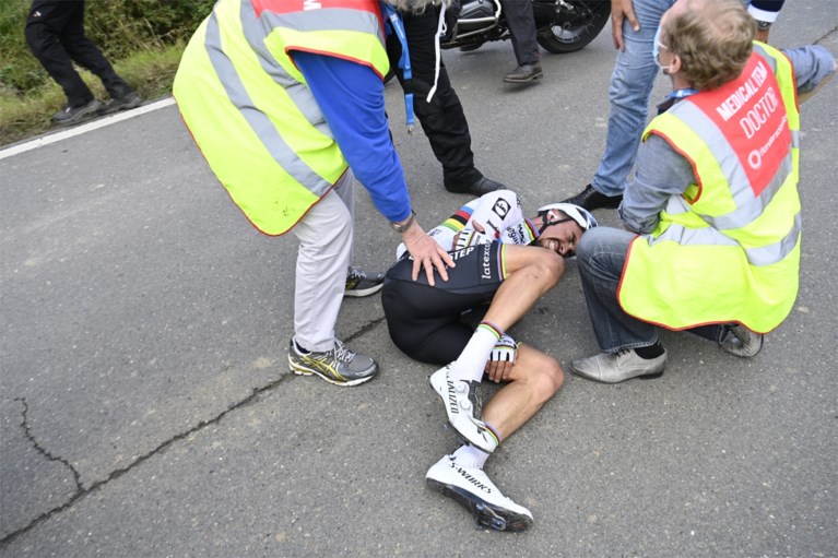 Alaphilippe breekt twee vingers en middenhandsbeentje bij val in volle finale Ronde van Vlaanderen