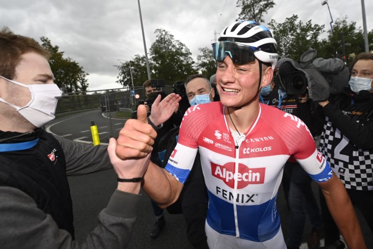 Mathieu van der Poel sprakeloos na zege, Van Aert groots in verlies