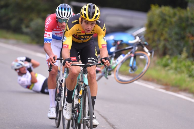 Alaphilippe breekt twee vingers en middenhandsbeentje bij val in volle finale Ronde van Vlaanderen