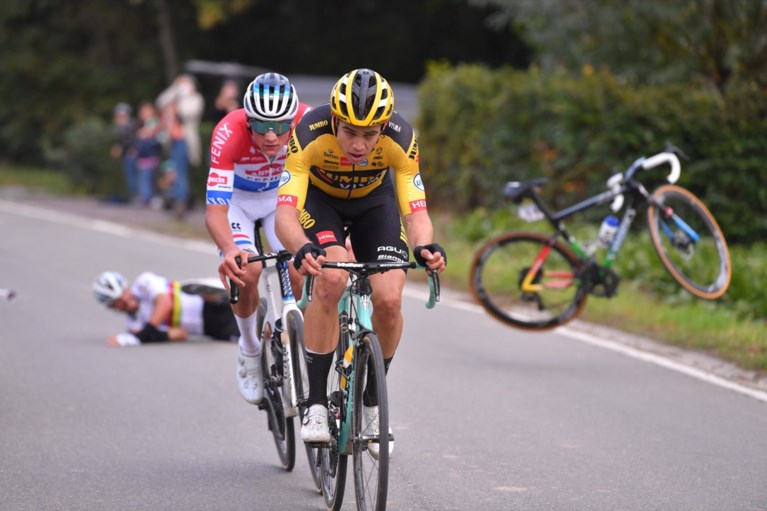 Alaphilippe breekt twee vingers en middenhandsbeentje bij val in volle finale Ronde van Vlaanderen