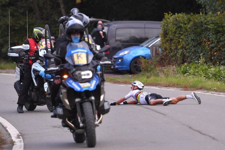 Alaphilippe breekt twee vingers en middenhandsbeentje bij val in volle finale Ronde van Vlaanderen