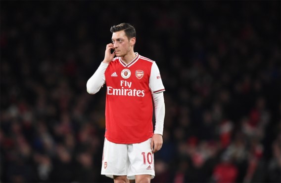 Arsenal gooit Mesut Özil van spelerslijst Premier League