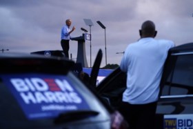Barack Obama voert campagne voor Biden en sneert naar Trump: ‘Democratie werkt niet als leider elke dag liegt’