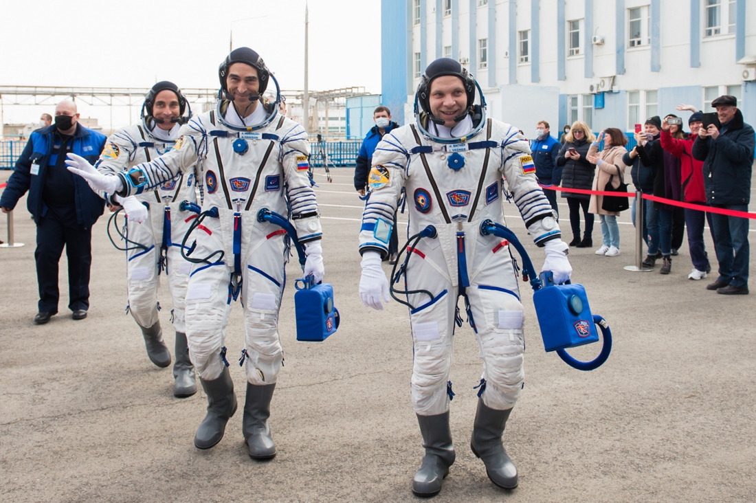 Crew Russian-American space mission back to Earth