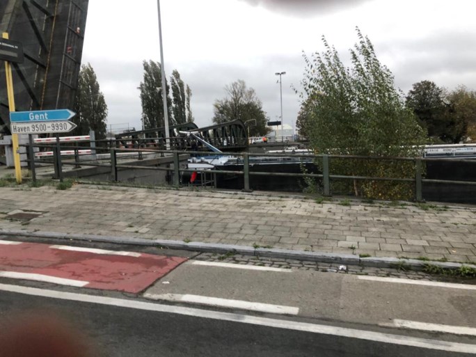 Olietanker vaart tegen belangrijke brug in Gentse havenbuurt: ‘maandenlang afgesloten’