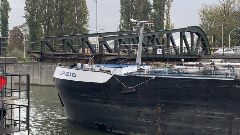Olietanker vaart tegen belangrijke brug in Gentse havenbuurt: ‘maandenlang afgesloten’