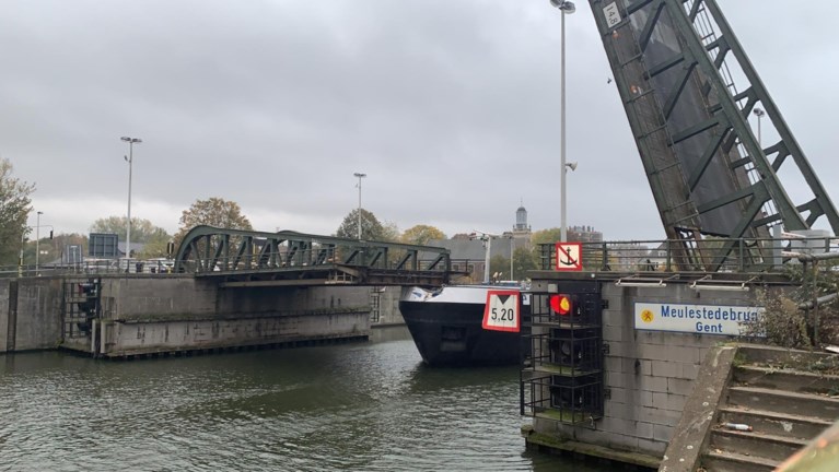 Olietanker vaart tegen belangrijke brug in Gentse havenbuurt: ‘maandenlang afgesloten’