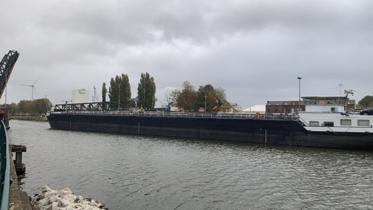 Olietanker vaart tegen belangrijke brug in Gentse havenbuurt: ‘maandenlang afgesloten’