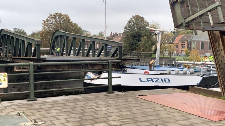 Olietanker vaart tegen belangrijke brug in Gentse havenbuurt: ‘maandenlang afgesloten’