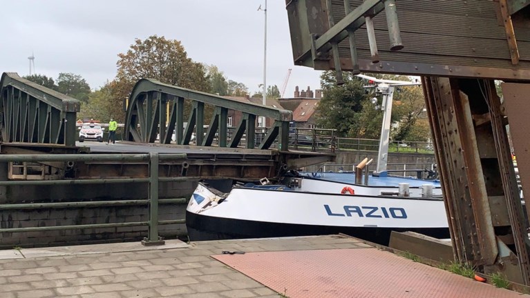 Olietanker vaart tegen belangrijke brug in Gentse havenbuurt: ‘maandenlang afgesloten’
