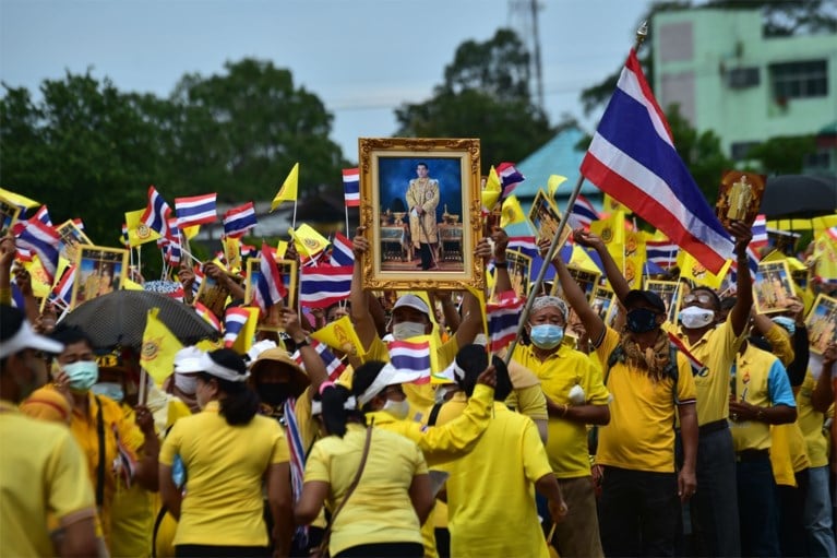 Thaise demonstranten gebruiken Duitse wet om koning in het nauw te drijven