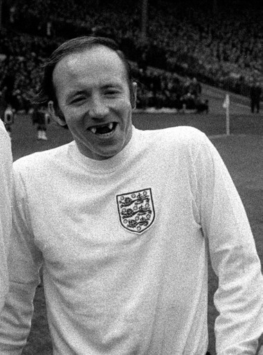 Engelse oud-international ‘Nobby’ Stiles overleden: de man die danste met wereldbeker in één hand en kunstgebit in de andere