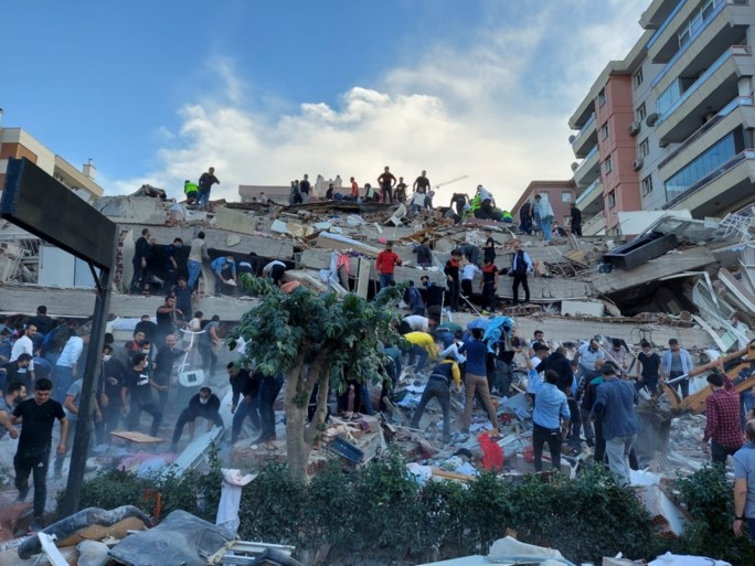 Minstens 24 doden bij zware aardbeving in Turkije en Griekenland