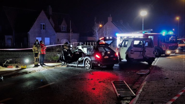 Man botst met hoge snelheid tegen verkeerseiland