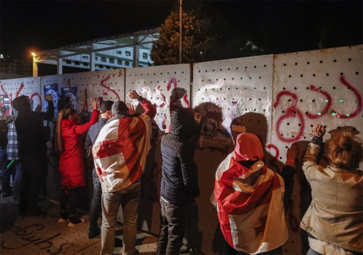 Tienduizenden betogers eisen nieuwe verkiezingen in Georgië
