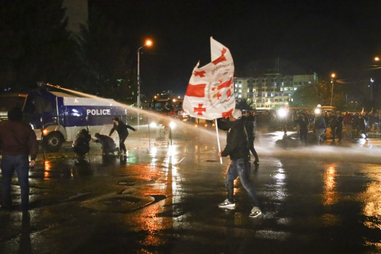 Tienduizenden betogers eisen nieuwe verkiezingen in Georgië