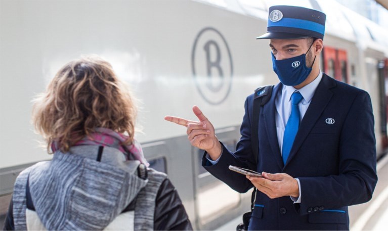 NMBS ruilt na tien jaar grijze uniformen in voor blauwe