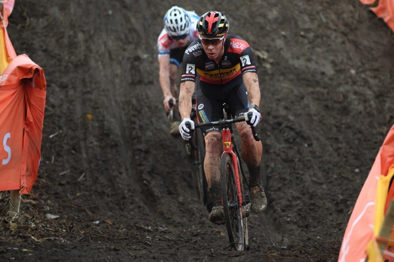 Laurens Sweeck wint Jaarmarktcross Niel na fraaie driestrijd in de modder (én beslissende zandstrook)