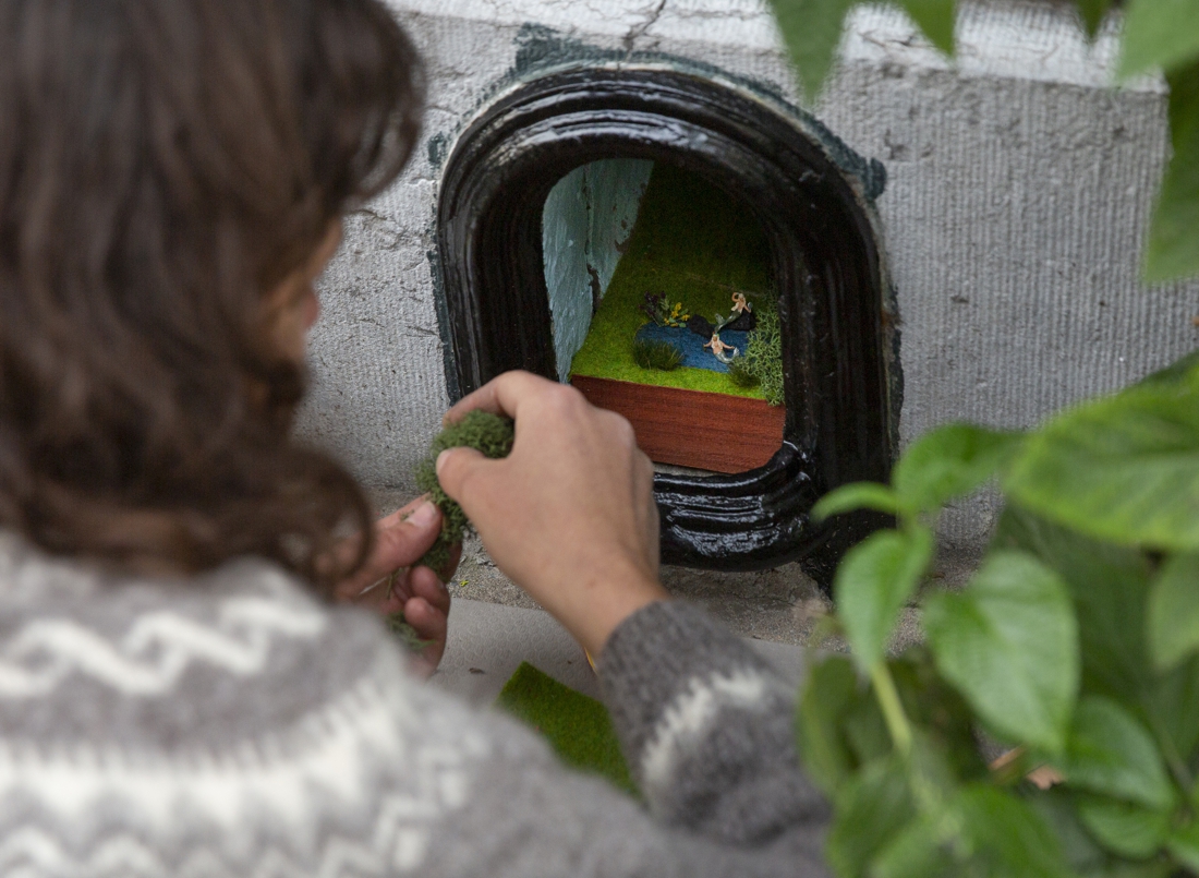 The whole world looks at the cavities in Antwerp walls