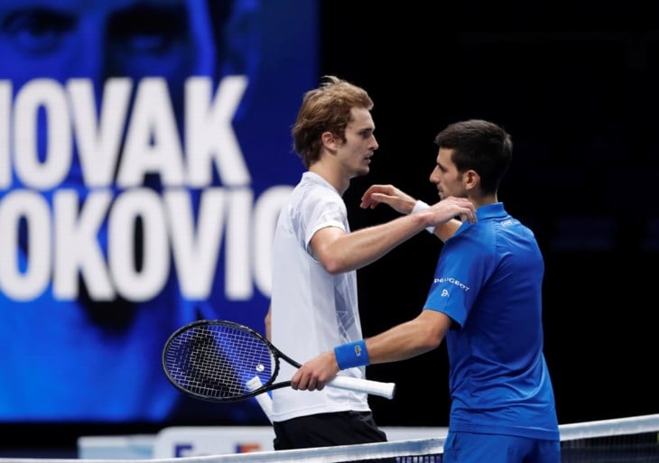 Novak Djokovic klopt Zverev en staat in halve finales van de ATP Finals