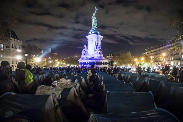 Franse politie ontmantelt tentenkamp in Parijs hardhandig