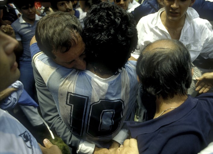Ex-bondscoach Carlos Bilardo nog niet ingelicht over overlijden Maradona: zijn eigen gezondheid is te fragiel