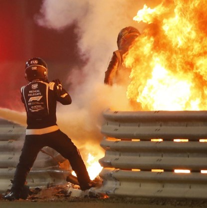 Formule 1-piloot ontsnapt aan dood nadat bolide vangrail ramt, in tweeën scheurt en explodeert